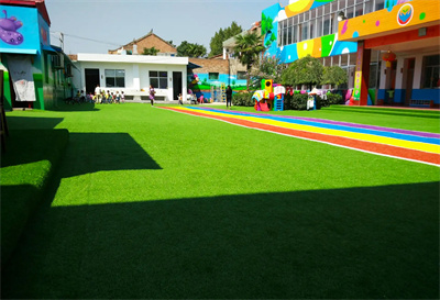 The advantages of using simulated lawn products in kindergarten
